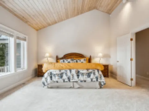 The Royal Canterbury Retreat - Near Kings Beach & Lake Tahoe Hotels in Kings Beach