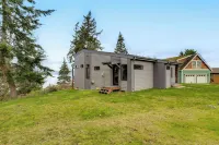 Water Views: Whidbey Island Hideaway w/ Deck - Beach