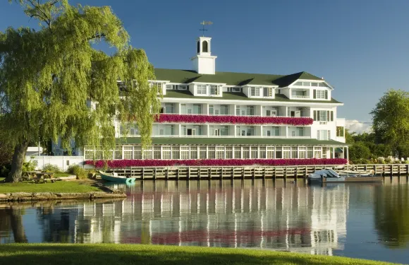 湖畔米爾瀑布度假村精選