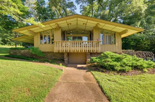 Tranquil Mid-Century Modern Cottage w/ Forest View - Maalaistalo