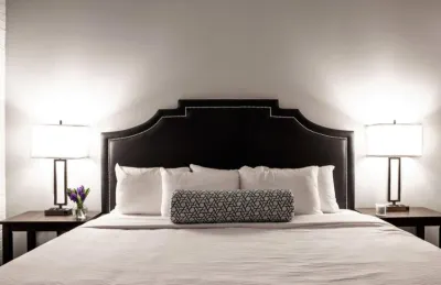 Bold 2Br 2BA in the Block Apartment by CozySuites!  호텔