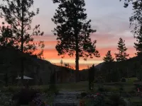 Quiet suite near beach.. Serene setting with patios and space to BBQ Hotels in Peachland