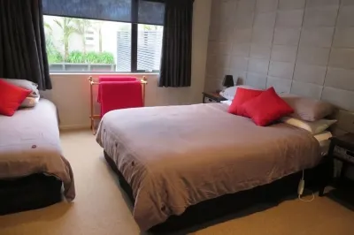 Modern Oakura Accomodation right in the village  호텔