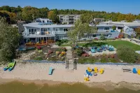 Beachfront Inn فنادق في Baileys Harbor