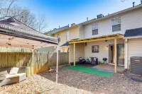 Georgia Townhome - 3 Mi to Stone Mountain Park! Hotels in Stone Mountain