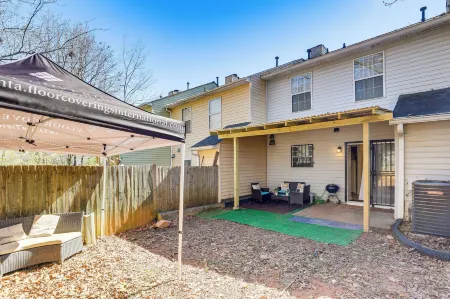 Georgia Townhome - 3 Mi to Stone Mountain Park! Отели рядом с достопримечательностью «Benu Glass Creations»