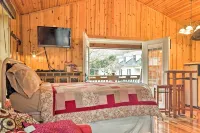 The Boat House Creekside Escape in Hot Springs! - WiFi