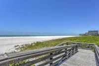 Marco Island Condo w/ Patio: Steps to Beach Access - موقف سيارات