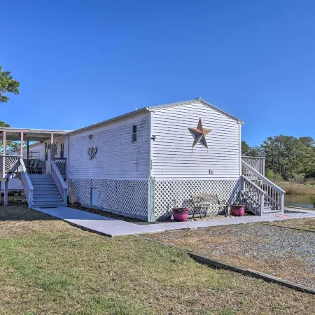 Quaint Chincoteague Island Hideaway w/ 2 Porches!
