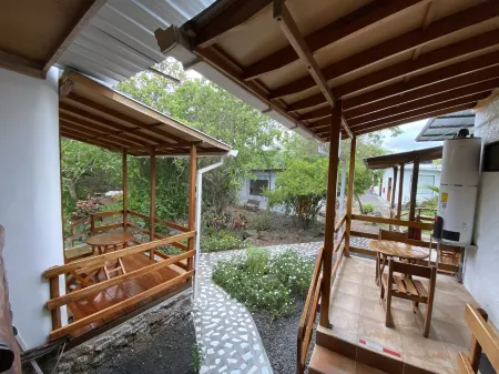 La Peregrina Galapagos B&B Отели рядом с достопримечательностью «Исследовательская станция Чарльза Дарвина»