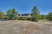 Walk to Golf and Trails! Aspen House in Flagstaff