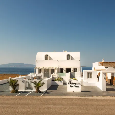 Almyra Oia Suites Отели рядом с достопримечательностью «Пляж мыса Колумбо»