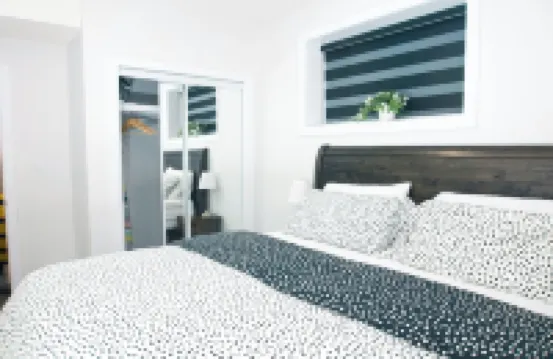 Comfy & Modern 2 Bedroom Guest Suite with King Bed Hotel berhampiran Alberta Railway Museum