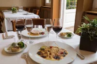 Hostellerie des Trois Pigeons, Paray-Le-Monial Hotels in Gueugnon