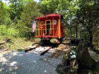 Fabulous Caboose Cabin in charming Eureka Springs