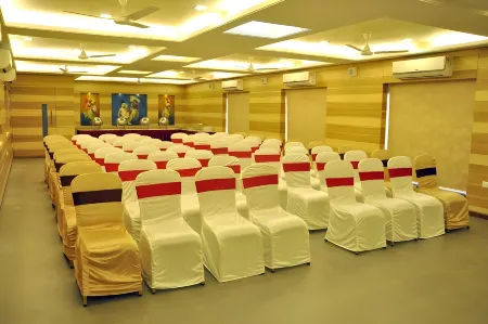 Lumbinis Grand Hotel Отели в г. Гулбарга