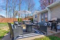 Hot tub/pool/firepit/ 3 bedroom Home center of town 2 Livingroom's sleeps 12