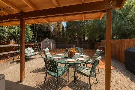 Walk to Google 3BR Home Yard & Kitchen