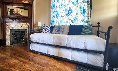 Petfriendly 2-bedroom apartment with AC only on bedroom & WiFi in Norwich