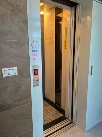 Happiness is coming – Pet-Friendly Elevator B&B near Train Station