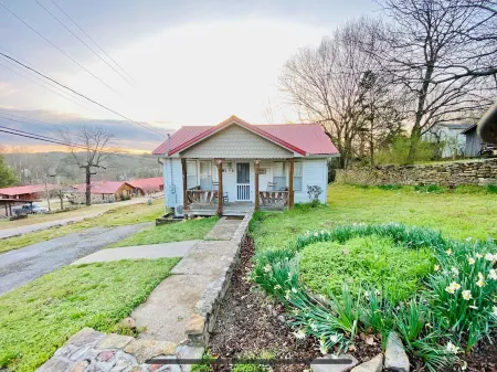 The Chandler House, 211 N Peabody Ave, Moutain View, Ar. 72560 Отели в г. Маунтин-Вью