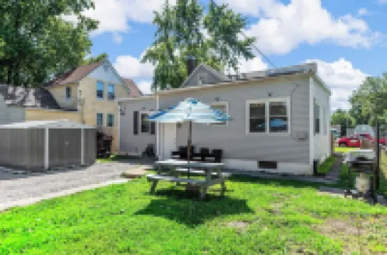 Charming 1-bedroom  Hideout in  Belleville with WiFi, AC