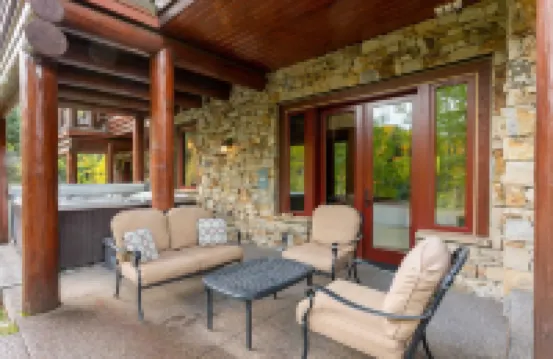 阿凡達住宿135號溪上聯排別墅 滑雪入/滑雪出的家配有熱水浴池