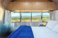 Glamping Airstream, Pool, Hot Tub, BBQ, Mountain Views, Easy access to Sedona!