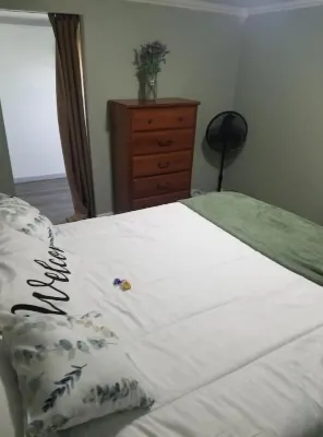 1 bedroom sleeps 4 in town with a country feel.