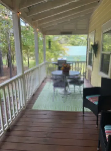 COZY PRIVATE COTTAGE CLOSE TO THE LAKE