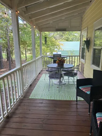 COZY PRIVATE COTTAGE CLOSE TO THE LAKE