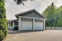 2 Mi to Lake Sammamish State Park! Modern Duplex - parking