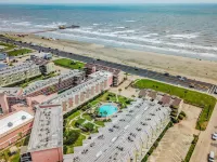 Seaside Dreams Top Floor Beach Condo on the Seawall