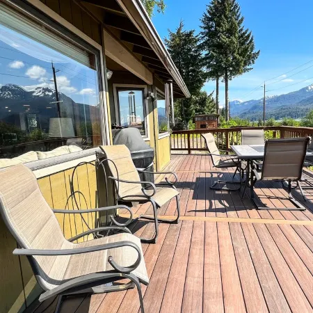Delightful 3-bedroom house with WiFi in Juneau, AK, centrally located.