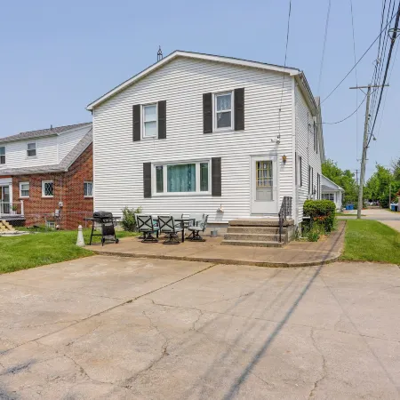 Home w/ Screened-in Porch < 1 Mi to Lake Erie