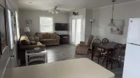 Charming 3-bedroom Cottage, 2 block Walk to the  Beach