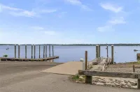 Modern 3-bedroom house in beautiful and historic Bristol, RI.   WiFi, AC. Hotels in Bristol