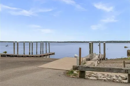 Modern 3-bedroom house in beautiful and historic Bristol, RI.   WiFi, AC. Отели в г. Бристоль