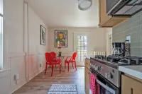 Colorful Modern Hideaway In Downtown Woodstock - AC & WiFi Hotels near Zena Recreation Park Swim and Tennis Club (Private)