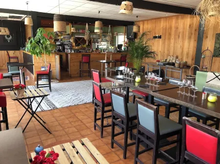 Chalet in a private park in Saint Pierre D'oléron Отели рядом с достопримечательностью «Île d'Oléron»