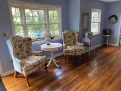 Charming 4 bedroom 3 bathroom cottage with lake view