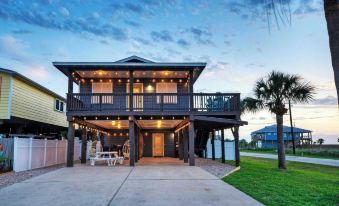 Boujee Pelican by AvantStay Pool Game Room Views