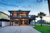 Boujee Pelican by AvantStay Pool Game Room Views