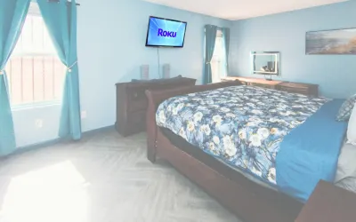Game Room and Massage Escape - Charming Family-Friendly Retreat Hotel in zona Eagle Stadium