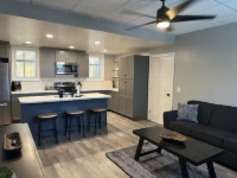 Charming 1-bedroom apartment downtown Frankfort 3 blocks from the beach!