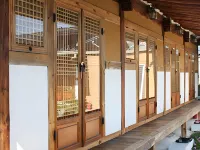 Gyeongju Rockheewon Hanok Stay Отели рядом с достопримечательностью «Ледяное хранилище Сокпинго»