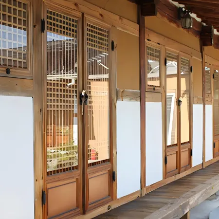 Gyeongju Rockheewon Hanok Stay Отели рядом с достопримечательностью «Комплекс Сансонджан»