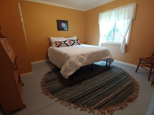 Creekfront 3-bedroom house with WiFi, AC in Happy Camp