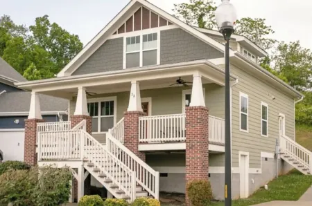 The Nest - The Perfect Asheville Getaway; Pet Friendly!, 10 Mins to Downtown Отели рядом с достопримечательностью «Charles D Owen Park»