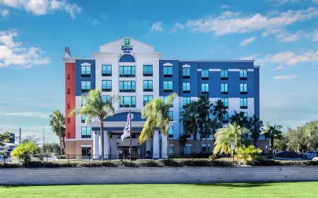 Holiday Inn Express & Suites Orlando - International Drive